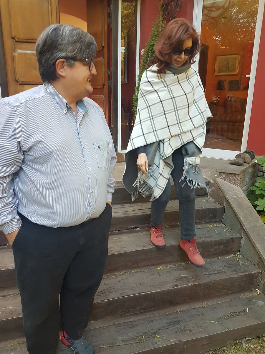 fabricasarosa's tweet photo. Somos millones quienes te amamos, pasé a saludar a @CFKArgentina a su casa en #ElCalafate, ella no afloja, nosotros no aflojamos, #FuerzaCFK https://t.co/d57BiuAhID