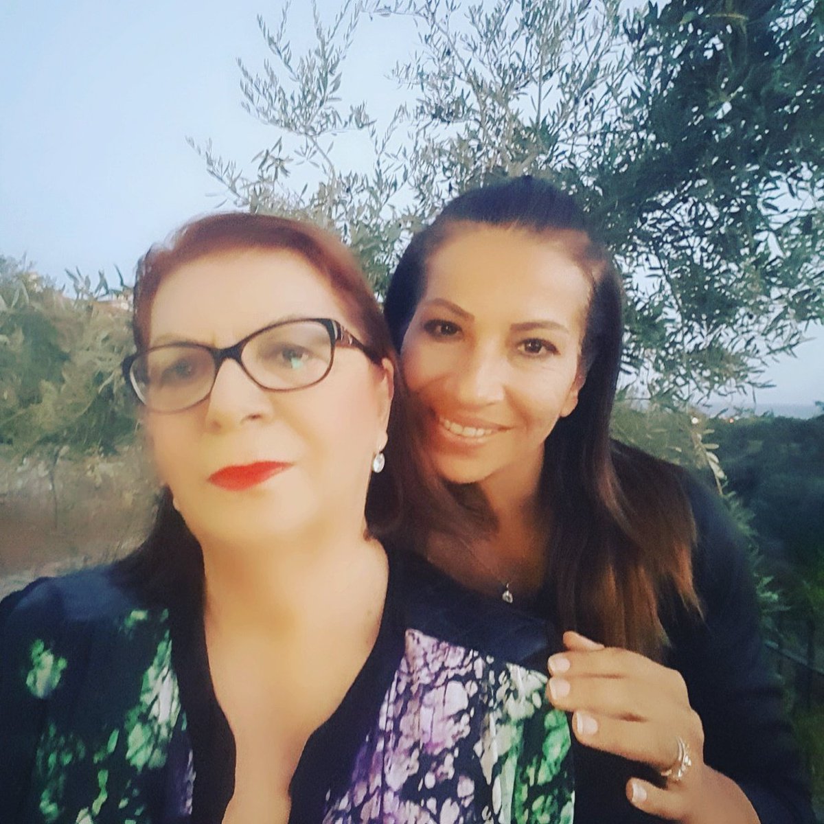 TulinBerova's tweet photo. Maç öncesi bekleyiş #Galatasaray #Fenerbahçe @75_ilem ❤💛 olunca heyecan dorukta #Girne #Zeytinlik #KKTC ❤💛💙  ? https://t.co/DZsxsXpdms