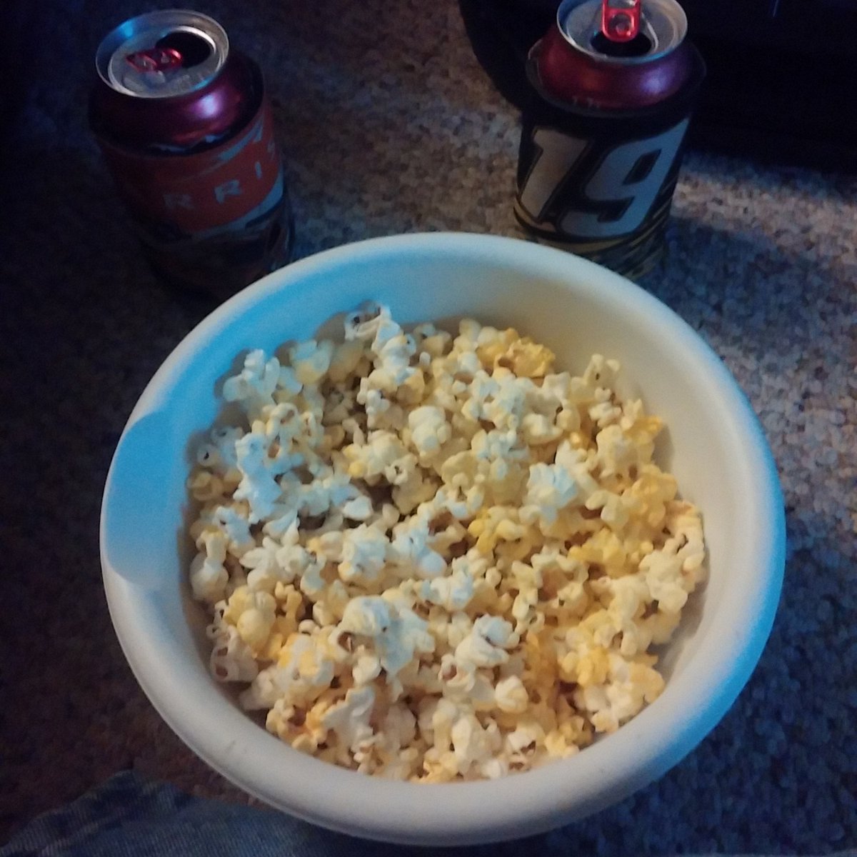 flavadh's tweet photo. POOCORN TIME! #GoCarlGo https://t.co/3OQX702DOt