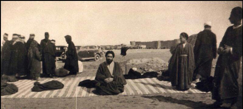 sajadabdali's tweet photo. صورة نادرة للمرجع الديني السيد أبو القاسم الخوئي (قدس سره) في أيام شبابه أثناء زيارة الأربعين 
#زيارة_الأربعين 
#لبيك_ياحسين🏴 https://t.co/0D62emK3AK