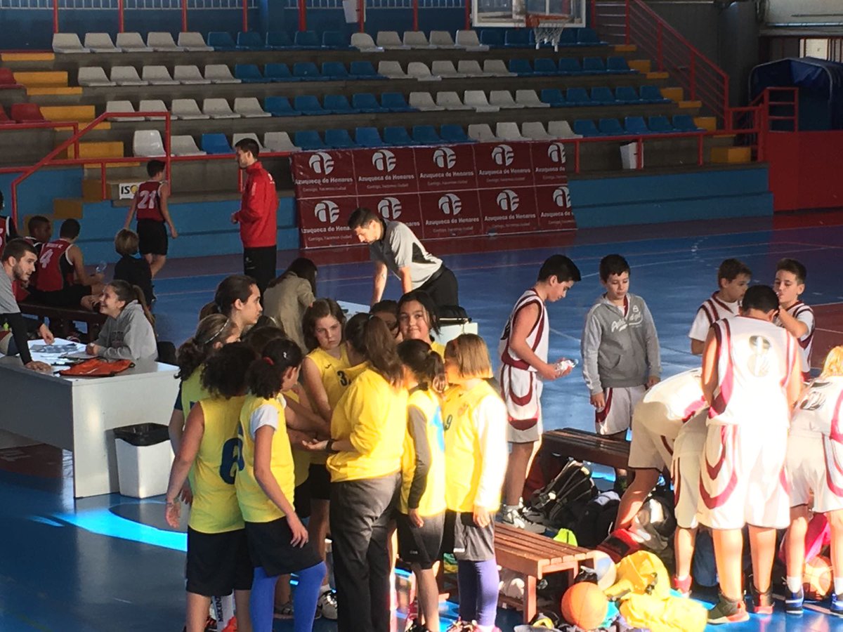 El ALEVIN FEM está que se sale,las chicas de Laura ganaron en Azuqueca 8-48 y cuentan sus partidos por victorias. 
A SEGUIR ASÍ!!#aupasales