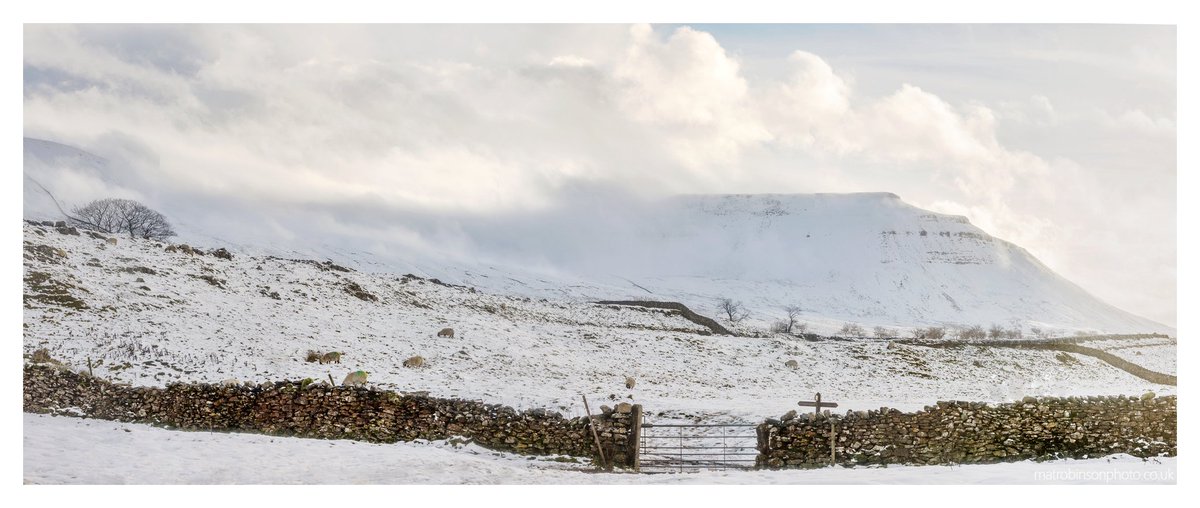A panorama of Ingleborough yesterday. Beautiful. #Yorkshire @PromoteYorks <a href="/Welcome2Yorks/">Welcome to Yorkshire</a> <a href="/yorkshire_dales/">Yorkshire Dales National Park</a> <a href="/3PeaksYorkshire/">Yorkshire 3 Peaks</a> <a href="/bbcweather/">BBC Weather</a>