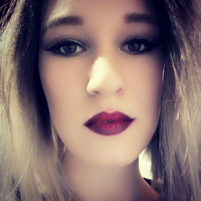 Schönen sonntagabend ^^ 
#HotKolibri #webcamgirl #model #braungrauesHaar #rotelippen https://t.co/Cp