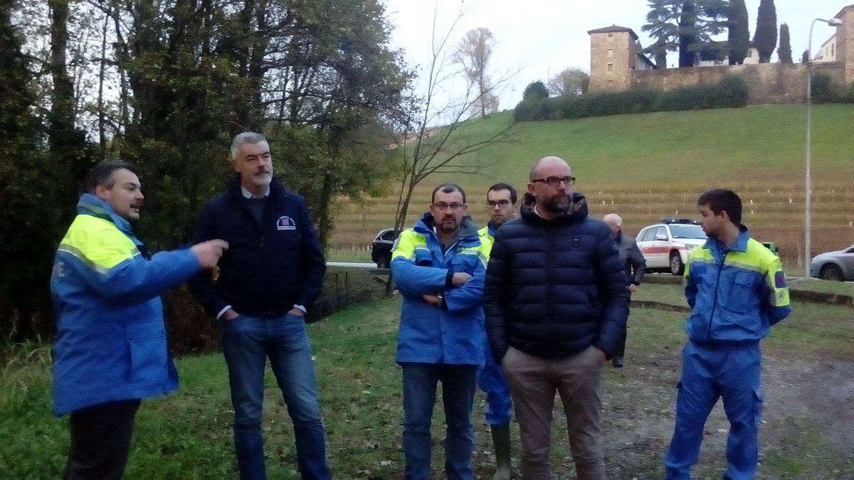 OmarNews24's tweet photo. Visita assessore #Panontin con sindaci Corno e Dolegna su fiume #Judrio località #Trussio @serracchiani dopo piena di ieri. https://t.co/6f4RGZtTE3