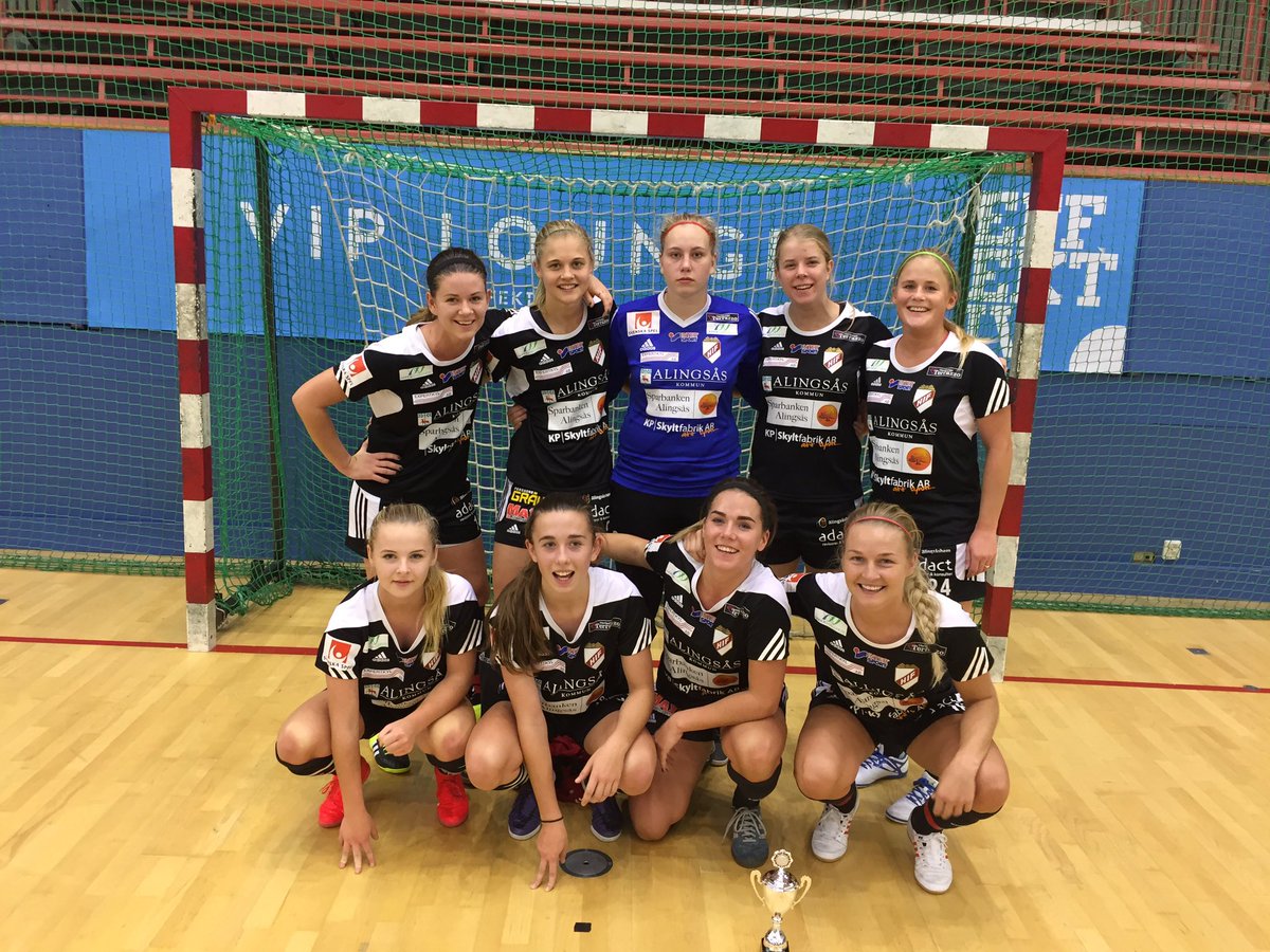 PreisslerRobert's tweet photo. Va dom här tjejerna på galan igår idag vinnare knallen cup👍😀 https://t.co/7FjHgtPp9Q