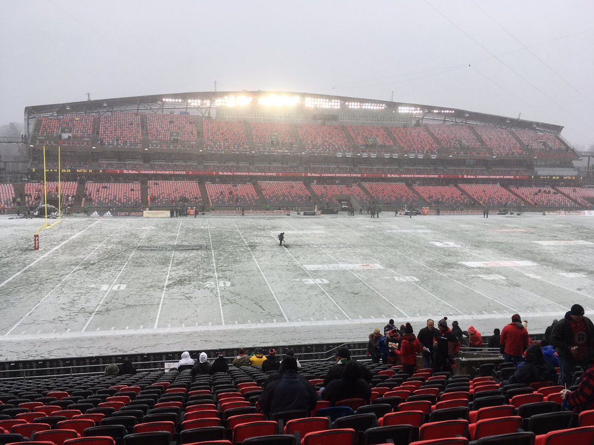 LeichtErik's tweet photo. Green Turf replaced with White! Beautiful day for @CFL @REDBLACKS #Football in @ottawacity  Go #Redblacks #NOGREENALLOWED https://t.co/e47AWkdWwy