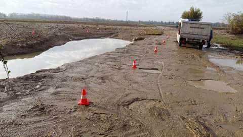 OmarNews24's tweet photo. Erosione dopo piena fiume #Judrio sottopasso strada sterrata da Molin Nuovo per Villanova @gigidimeodirect foto #pc San Giovanni al Nat https://t.co/ihSBNKo0jk