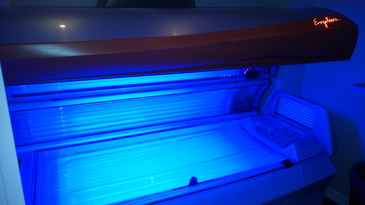spac33cowboy's tweet photo. Time for some fake sun.
#tanning #goingtosleep #gothenburg #opensun #nice #yeah #Sweden #loveit https://t.co/5XOzbDrOwz