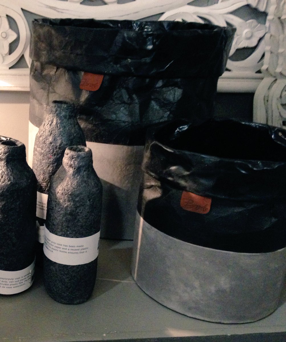 marchienvdberg's tweet photo. Geweldige recycle producten! Oa vazen van BoB, gemaakt van karton en 100% waterdicht.
#recycle#vazen#bl https://t.co/PbxMYr3EG4