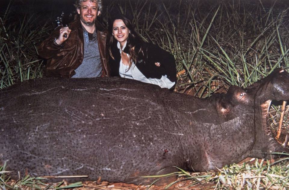 Ecogranjero's tweet photo. Garfunkel y Vanucci, yendo en jeep por África, matando a los animales más hermosos y sacandose fotitos. Vergüenza nacional, delito mundial https://t.co/q1gLXaYjGF