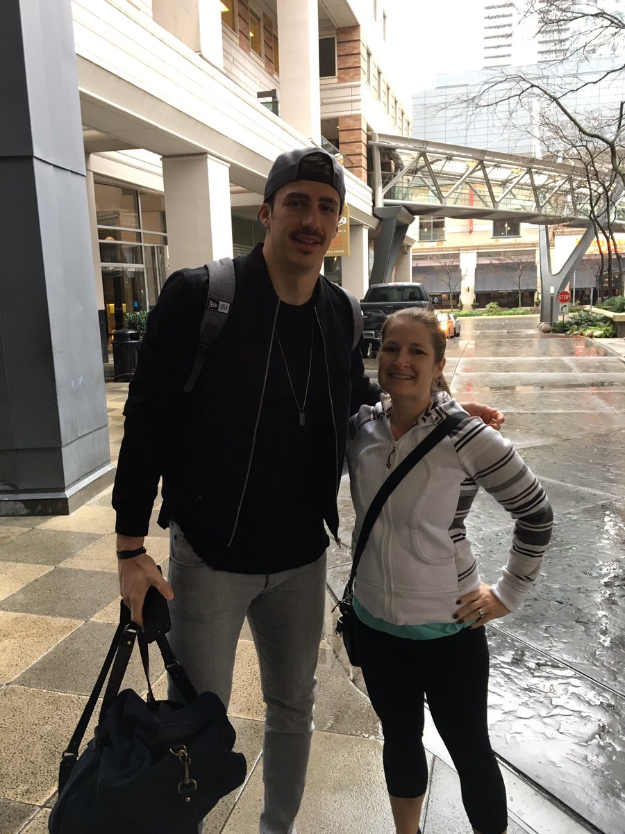 SolidFireSteph's tweet image. Awesome to meet @LWillson_82 - can't wait to see you back on the field tearing it up today! #GoHawks