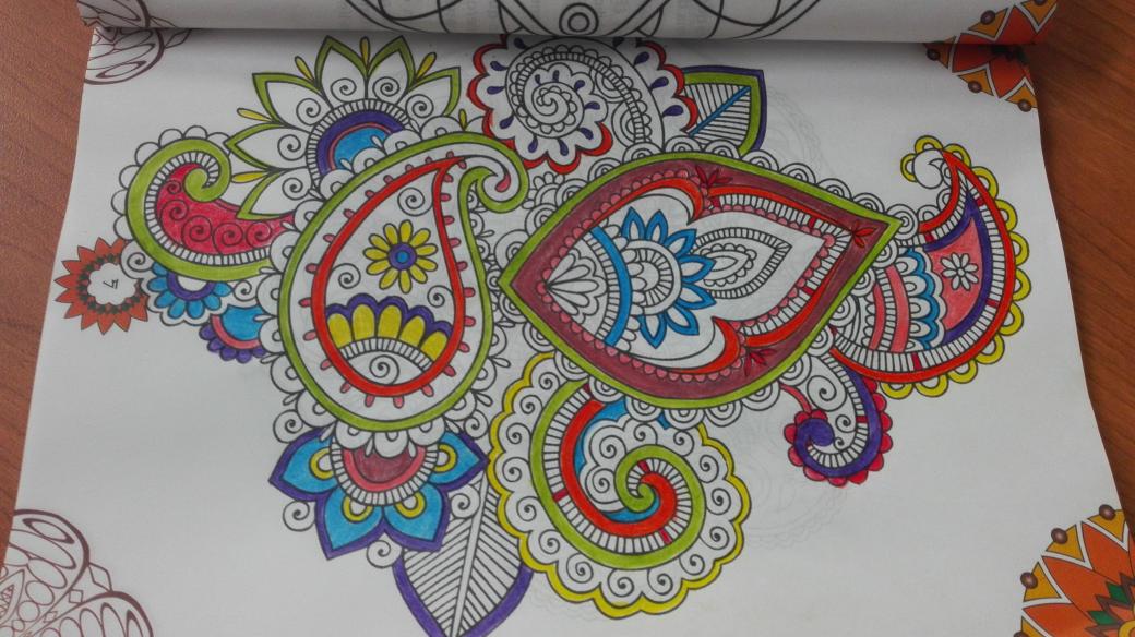 LaTocheVitta's tweet image. Empecé la tarea🙋. #ColorMode #ColorStyle #Mandala.