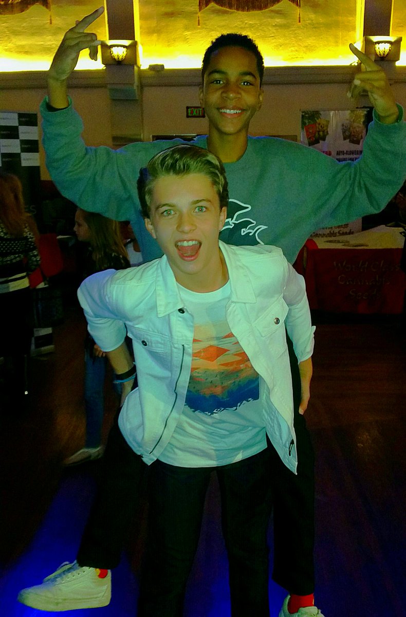 Hey #TheAmazingWorldOfGumball Fans!  <a href="/TerrellRansomJr/">teeej</a> &amp; I have a question! What's ur favorite #TAWOG episode? #Gumball #Darwin #bros4life