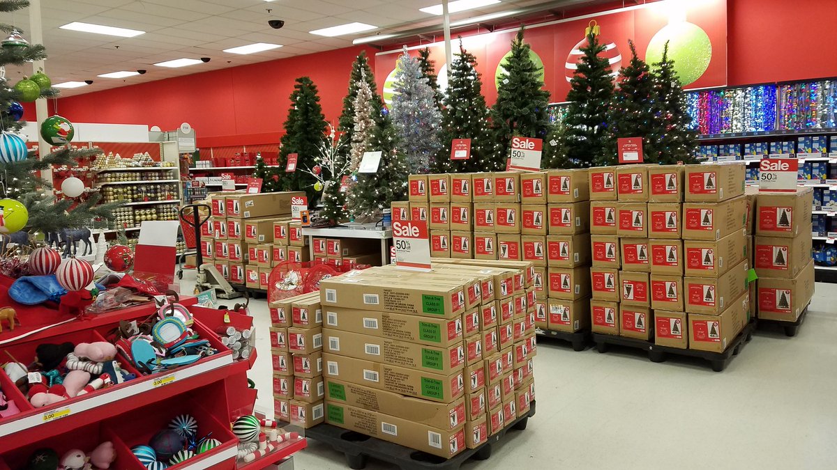 cpal5's tweet photo. Log team getting trees out before opening 50% off #blackfriday #4dayad
 #258logteam @jhowells81 @John98Munoz @jessie_tgt @AlanRGarcia85 https://t.co/hZoXTu2tZt