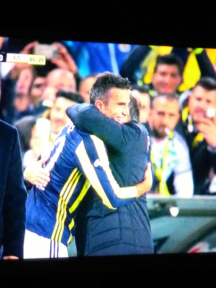 mytepe's tweet photo. Van Persie oyundan çıktıktan sonra teknik direktörumuz Advocat ile..
#Fenerbahce #vanpersi #rVp #fenerinmaçıvar https://t.co/BpJWMIiVpz