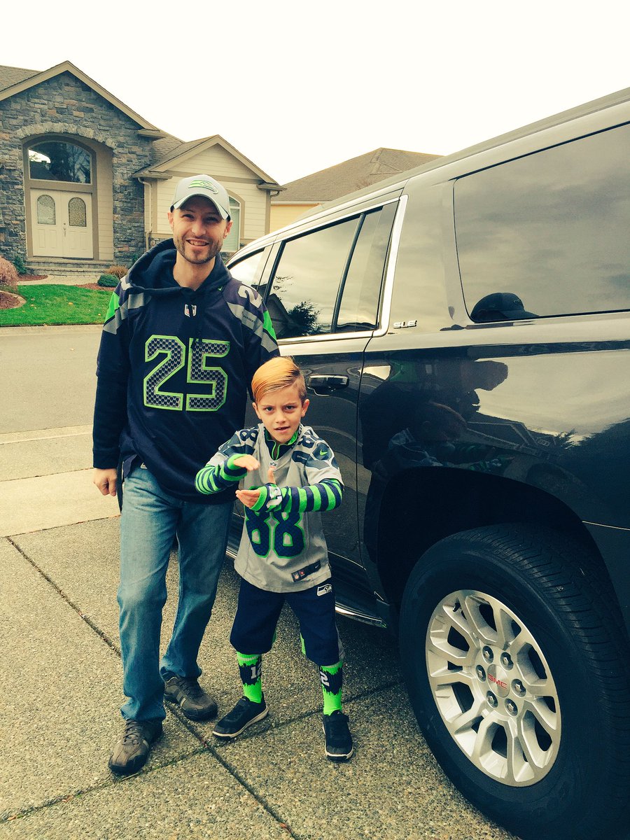 Traci12thman's tweet photo. Let's do this!!💙💚 #GameDay #GoHawks #Twelfie @Hassel_Hawks @Seahawks @TRawls810 @TheJimmyGraham @RSherman_25 @Kam_Chancellor @DougBaldwinJr https://t.co/XLUe228m0O