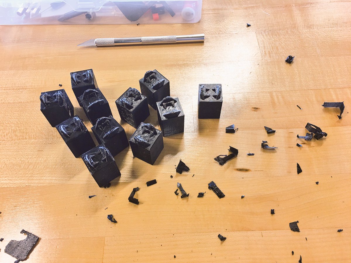 jaybutlr's tweet image. cleaning up 3D prints is oddly satisfying #3Dprinting #KeyboardKeys #Fangs