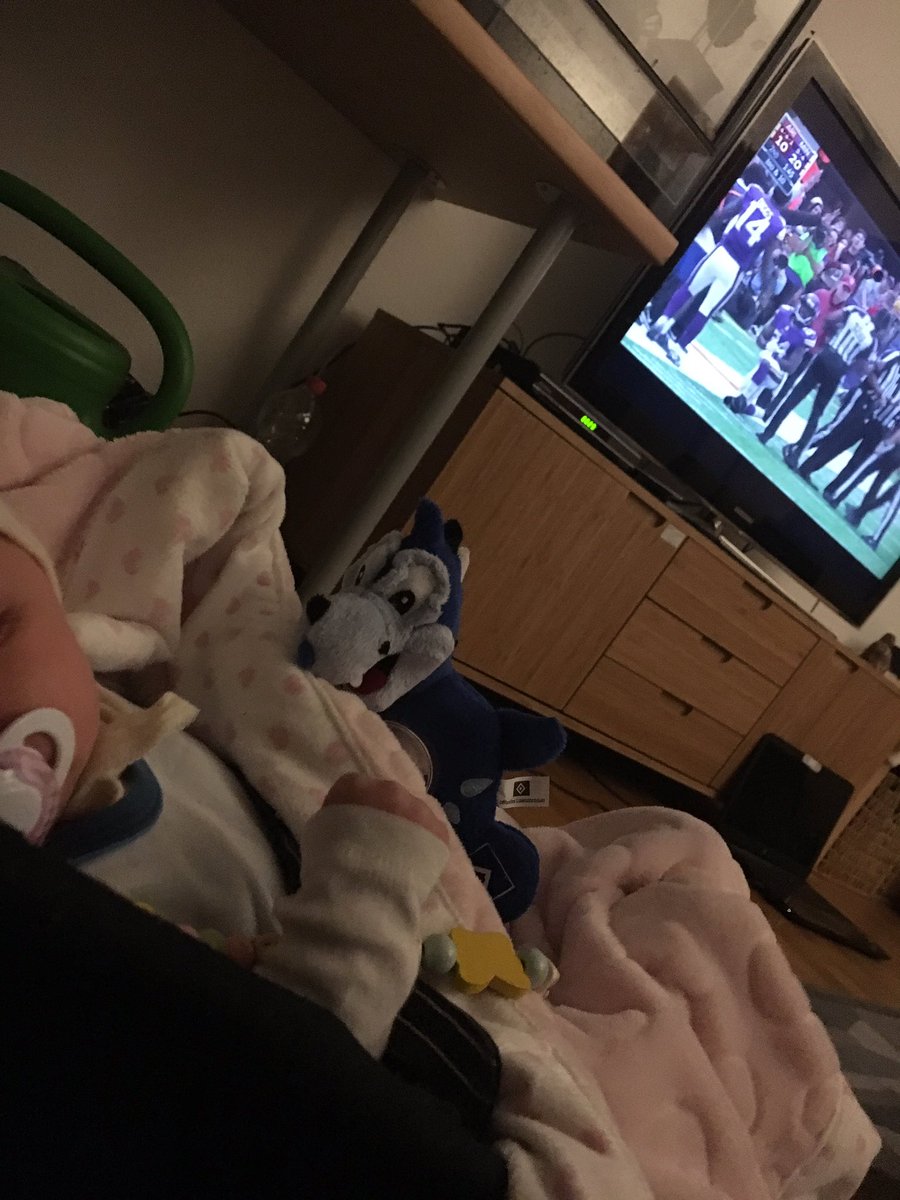 flavius_23's tweet photo. Schöne Grüße aus Kiel. Football gucken und Tochter beschäftigen 👍läuft 
Hat der Coach die versprochenen Schuhe an?
#rannfl #ranNFLsuechtig https://t.co/O7PWtReCfS