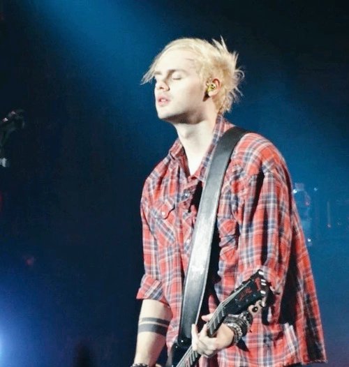 melvi11's tweet photo. HAPPY BIRTHDAY TO MY FAVORITE EGGPLANT GUITARIST @Michael5SOS https://t.co/p3IOdEWoRy