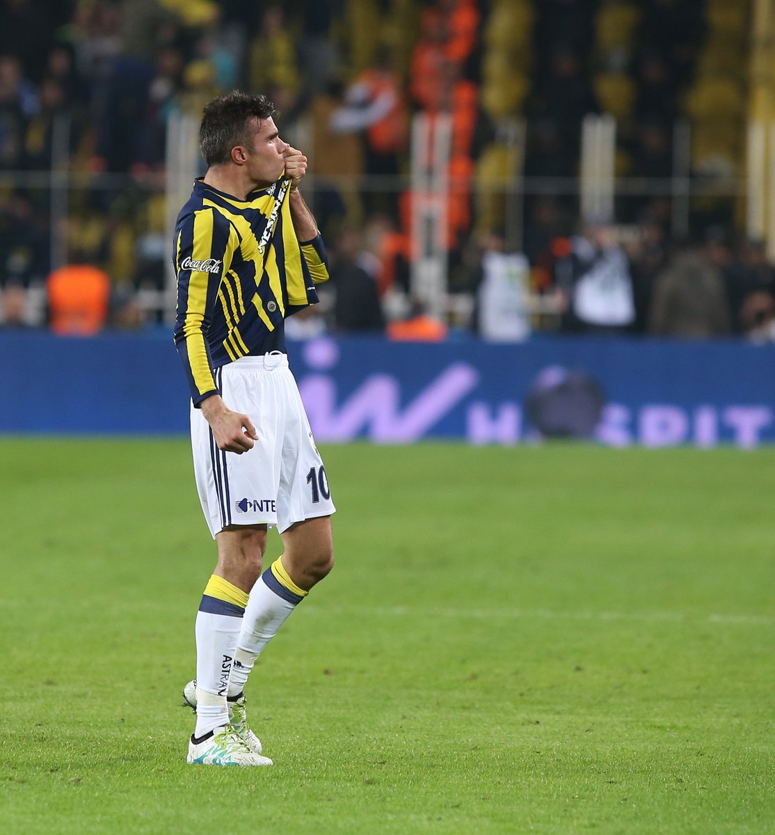 Fenerbahce's tweet photo. ROBIN VAN PERSIE! (@Persie_Official) #Fenerbahçe https://t.co/vlW8iYAmLT