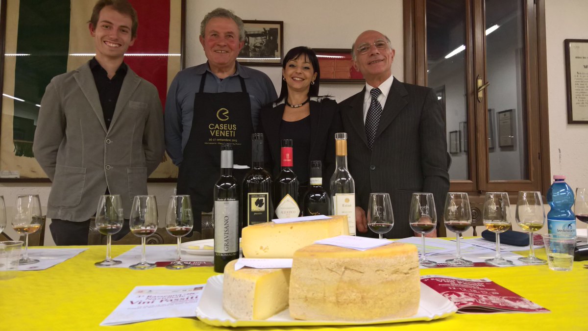VinoeGustoBlog's tweet photo. #Foto fine #Degustazione con #alexsegat #Battistaattorni #casaro @moniawine #francodifilippo #viticoltore #Puglia https://t.co/vygsfzmrPm