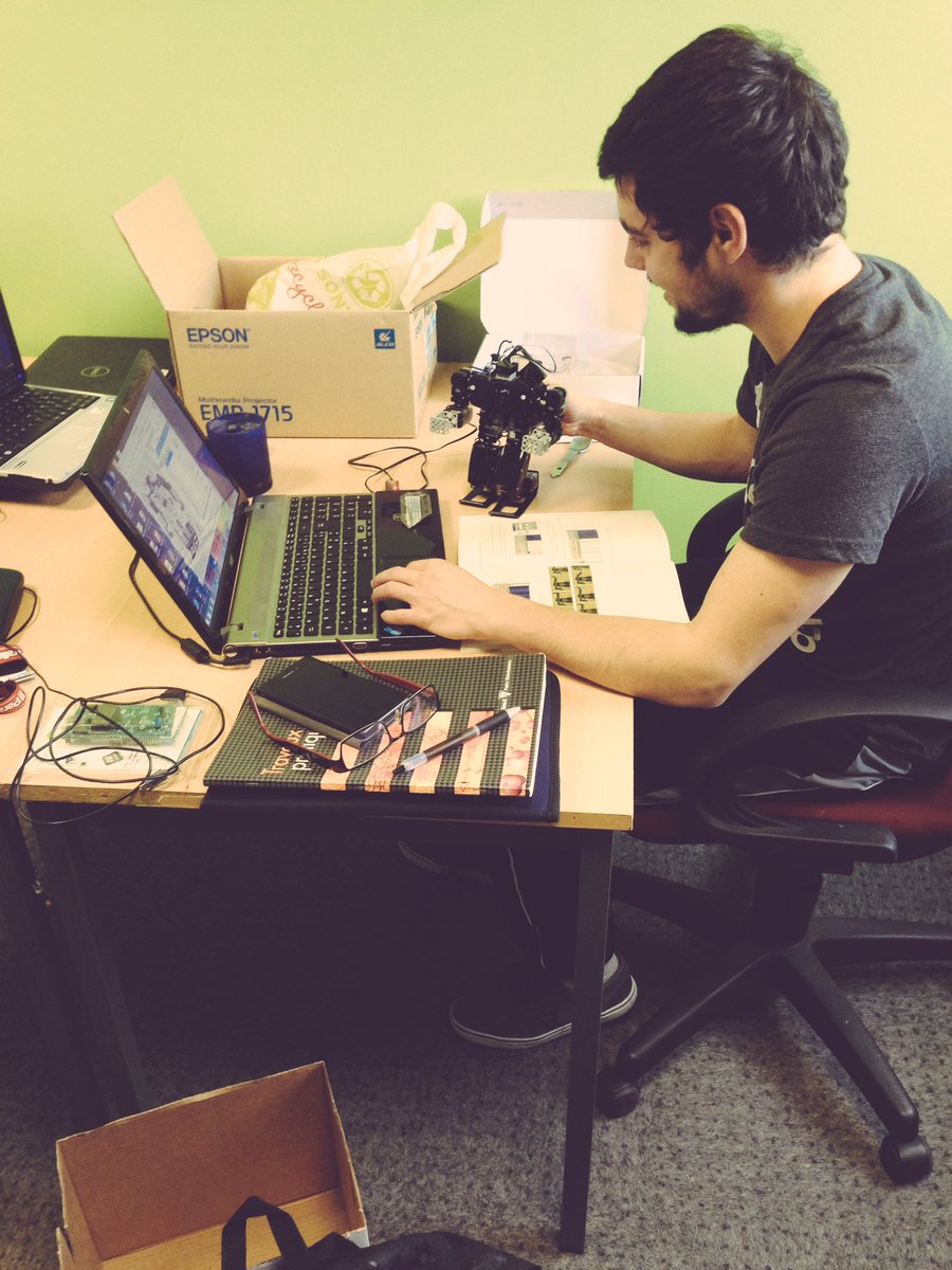 SUPINFO_Gren's tweet image. Même le dimanche on travaille dur au @labrobotique de #SUPINFO Grenoble ! #robotique