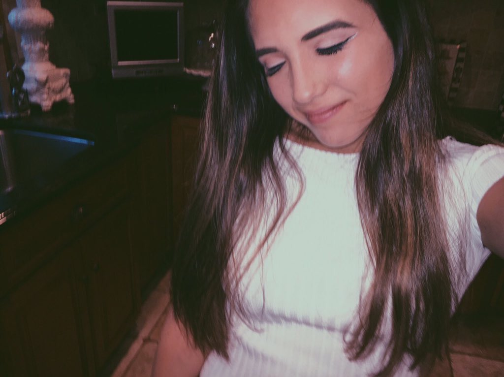 dolanBADDIES_'s tweet photo. lizzie @obsessedolan https://t.co/vqVR0xvXVz