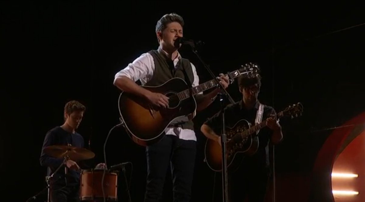 AMAs's tweet image. .@NiallOfficial just turned the #AMAs stage into HIS town! What a performance! #NiallOnAMAs