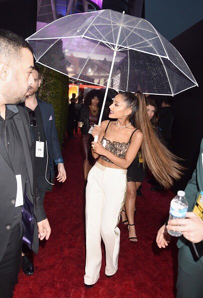 ArianaUpdates13's tweet photo. -NEW PHOTOS- Ariana Grande at the 2016 #AMAs https://t.co/WF2CmHFUwC