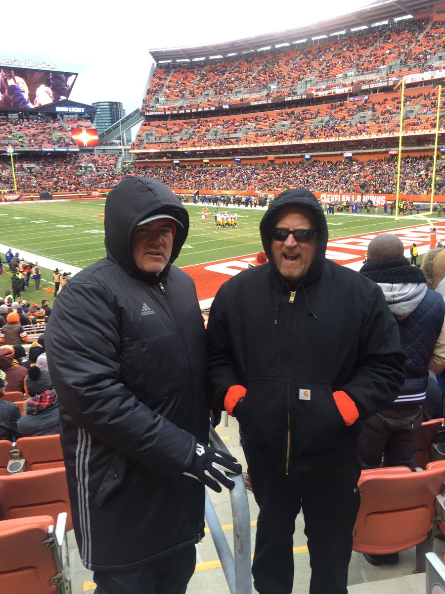GoAz_33's tweet photo. True fan stay, this sure ain't Cali cooled and lite snow. #Scoobycrew  #DawgPound https://t.co/Uz0tQCdqvN