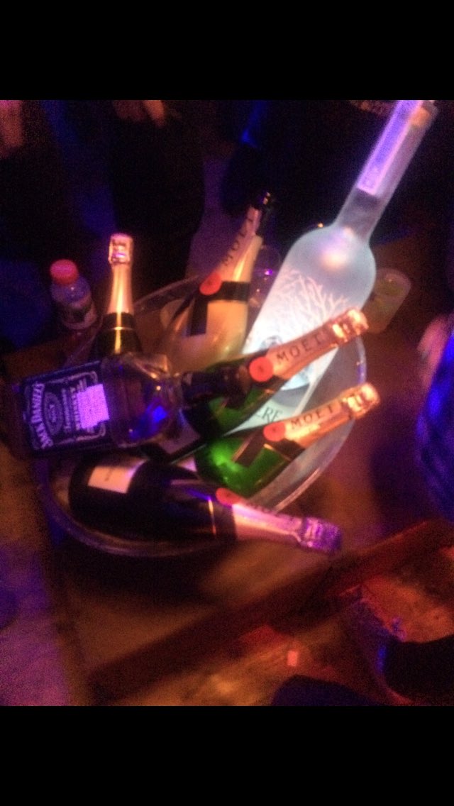 TwezyyJV's tweet photo. @AspenN10 @EzuunK @SSize_ En tout on as pris un Magnum et un jéroboam de belve un magnum de jack et un de moet plus 8 bouteilles de moet https://t.co/BWRzht1sm7