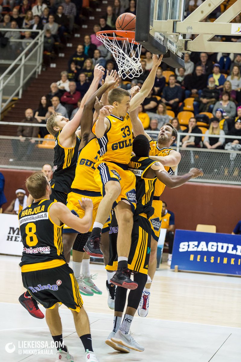mikkorajala's tweet photo. Yllättävän monta ukkoa mahtuu korinalle kun tahto on vaan riittävän kova! @GullsBasketball @BCNokia #Gullsnation #korisliiga https://t.co/i1QJ0LHO36