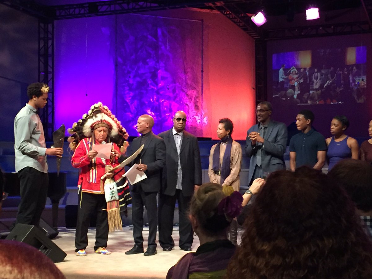 littlelengies's tweet photo. "The hurt of one, is the hurt of all" compassion for the entire human family! @AgapeISC Sunday service✨ @drmichaelbb #beinjoy https://t.co/r88shNnAnZ