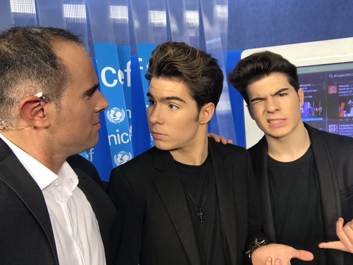dominguezja's tweet photo. Con @GemeliersMusic q grandes!!  @DanieloviedoM @_jesus_OM #GalaUNICEF https://t.co/T3iwIvTsYn