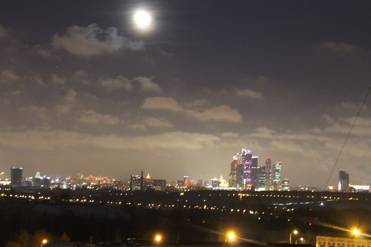 gomatha_uma's tweet photo. Сегодня в Москве день был солнечный, поэтому видна луна на небе. 21.11.2016. 00-15. https://t.co/baMV1BQyOZ