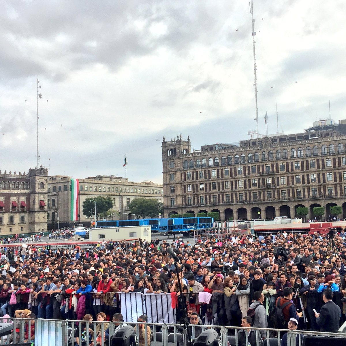 turismocdmx's tweet photo. #Beatlemania ¡Todavía llegan! ✌🏼️Todo listo en el #Zocalo de la #CDMX para el Magno Concierto #TheBeatlesCDMX https://t.co/KiBmh2ydQ9
