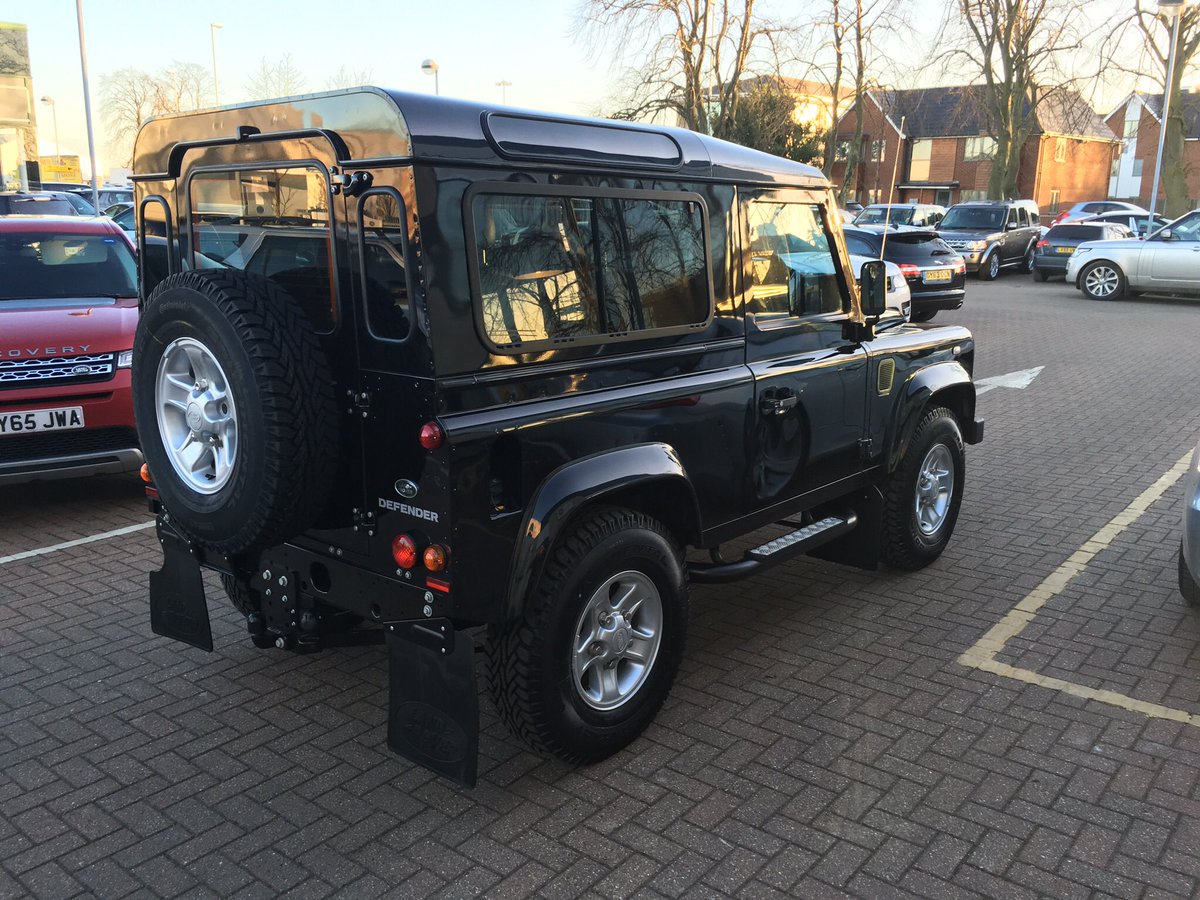 MattGiles1993's tweet photo. @TGE_LDNM Love a Defender! Good choice mate 👍 drive my Dad's, it's a great car! #2016Model https://t.co/TpXawDO9Lo