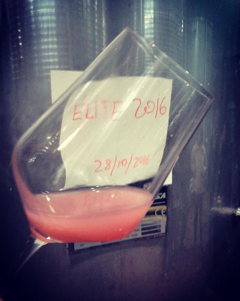 JesusPilar79's tweet photo. #Catando #vinos en rama en la @BodegaHiriart de @mucoi sorprendente la evolución del #Rosado #Elite2016 https://t.co/iDqwQJqhgA