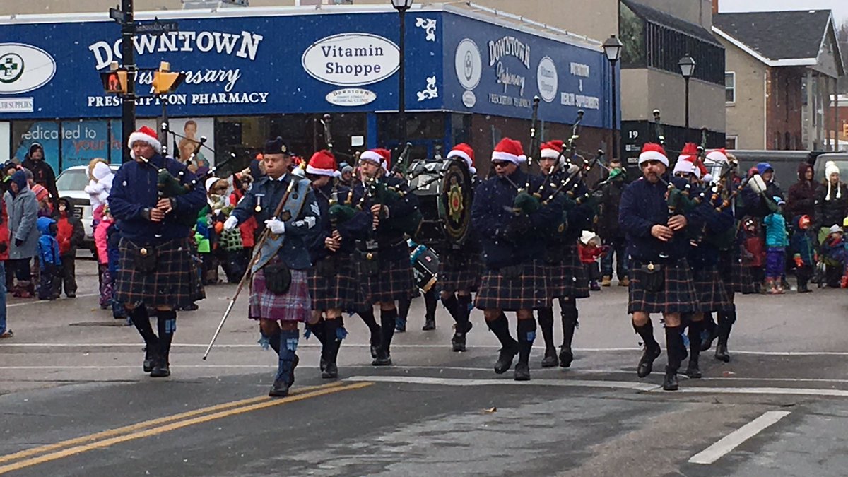 CSCPIPESDRUMS's tweet photo. @CSCPIPESDRUMS @CSC_SCC_en members participate in @cityoforillia #santaclausparade https://t.co/lXBWatCTin