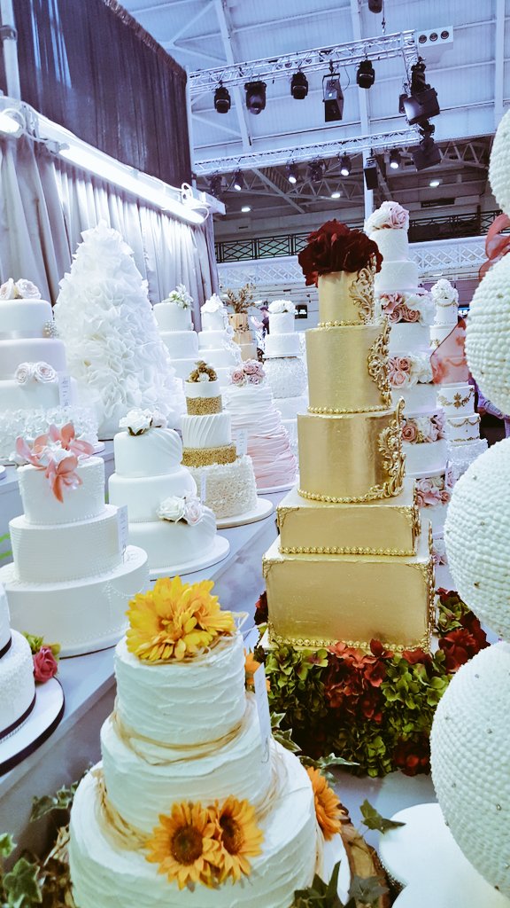 MazaaOnline's tweet photo. We had a lot of fun today at the #AsianBrideLive Show!
#Cake #WeddingCake #GoldCake https://t.co/zlgY18VbRN