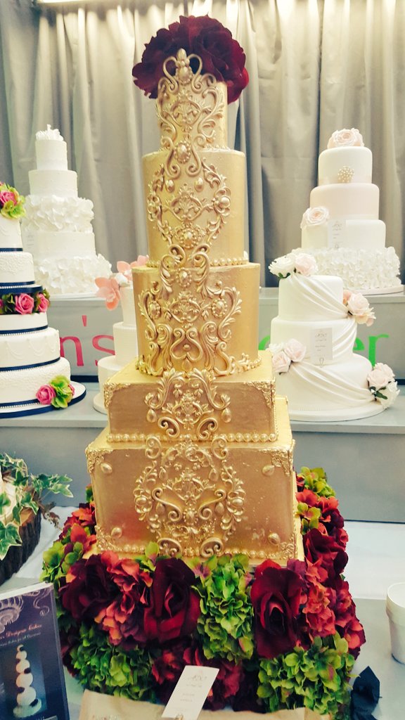 MazaaOnline's tweet photo. We had a lot of fun today at the #AsianBrideLive Show!
#Cake #WeddingCake #GoldCake https://t.co/zlgY18VbRN