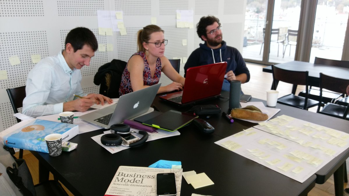 HECParisMasters's tweet photo. HEC #Climatup prize goes to digital solution against food waste in canteens: congrats to team ComEat! Thanks @HECParisEnt @sustainablebetc https://t.co/JRNyK9axkd