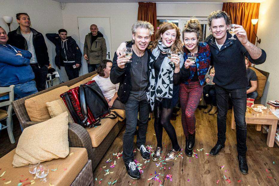 YES WE CAN! Het wereldrecord huiskamerconcerten is verbroken! En we zijn nu bff's met deze knakkers van <a href="/blof/">BLØF</a> <a href="/backatseafest/">Back at SEA</a> #yolo
