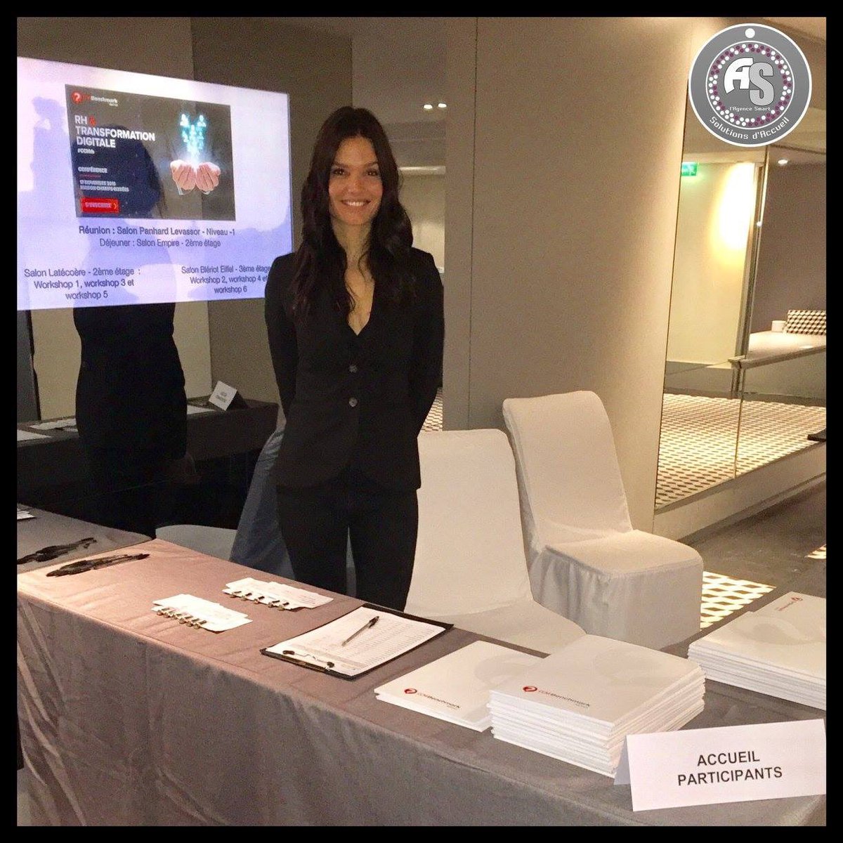 Lagencesmart75's tweet photo. #lagencesmartparis #lagencesmart #hotesse #solutiondaccueil #smartgirl #ccmbenchmark #sourire #teamsmart #accueilvip #tenuesmart #paris https://t.co/UGl0CeI8CS
