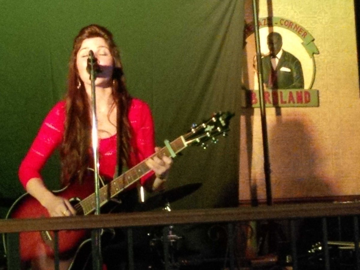 KellyMcGurrin's tweet photo. Rebecca Rain @RYVMusicFest traveled 6h in a snowstorm in support of our youth mental health fundraiser! https://t.co/0x41nMRQqt