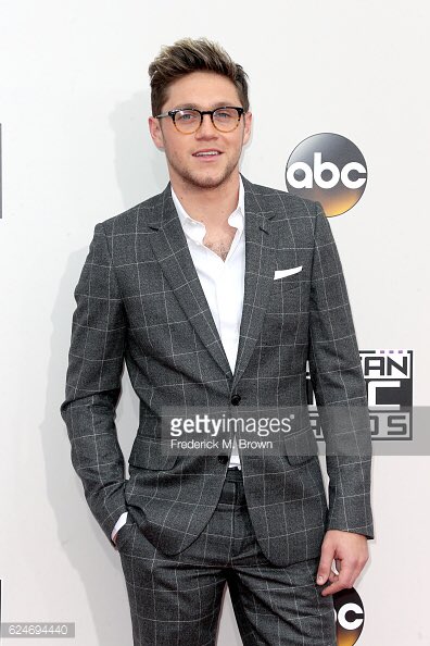 newsonedbra's tweet photo. Niall agora no red carpet do #AMAs /Ruth https://t.co/CC7vwkQ20r