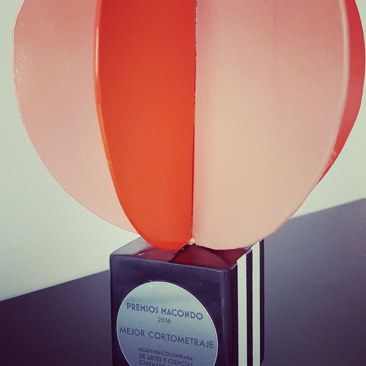 Gracias <a href="/AcademiaColCine/">Academia Colombiana de Cine</a> Un premio con ese nombre hace ver que el cine purifica los recuerdos y reconstruye el universo bajo una luz nueva.