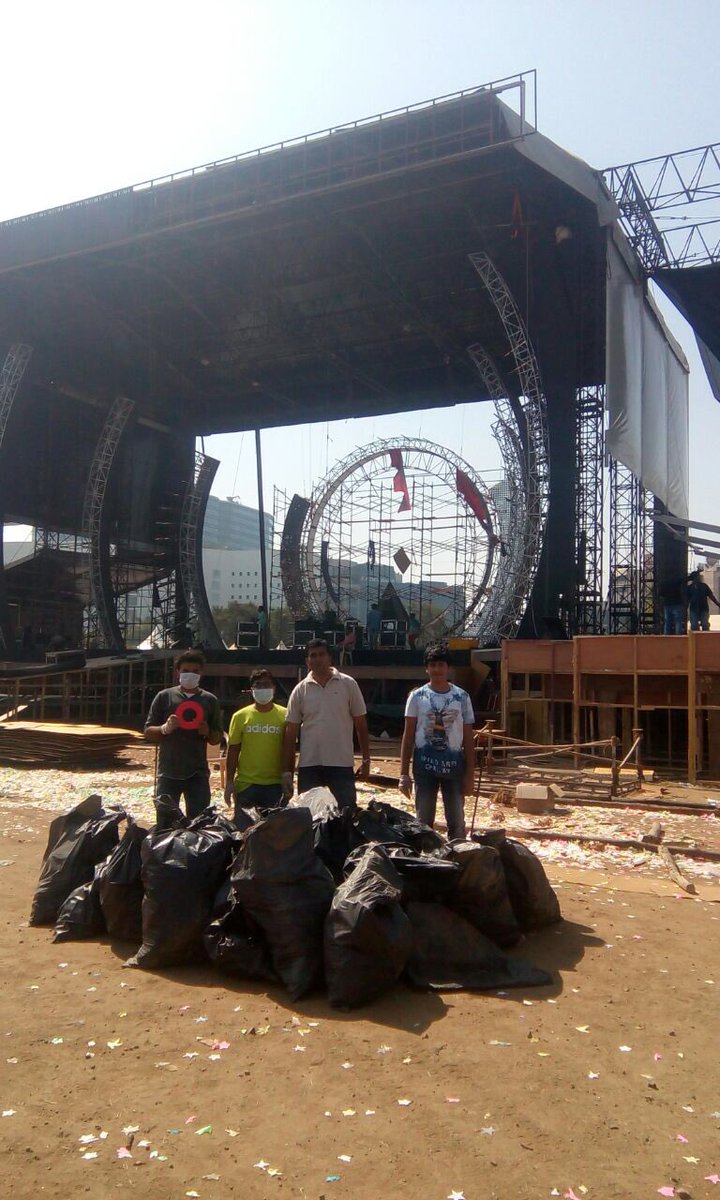 Madhukeshwar's tweet photo. Team @Swachhalay clean up drive post the Festival. Getting into the true spirit of @swachhbharat and @GlobalCitizenIn #ShuruaatHoonMain https://t.co/HemSf3fPem
