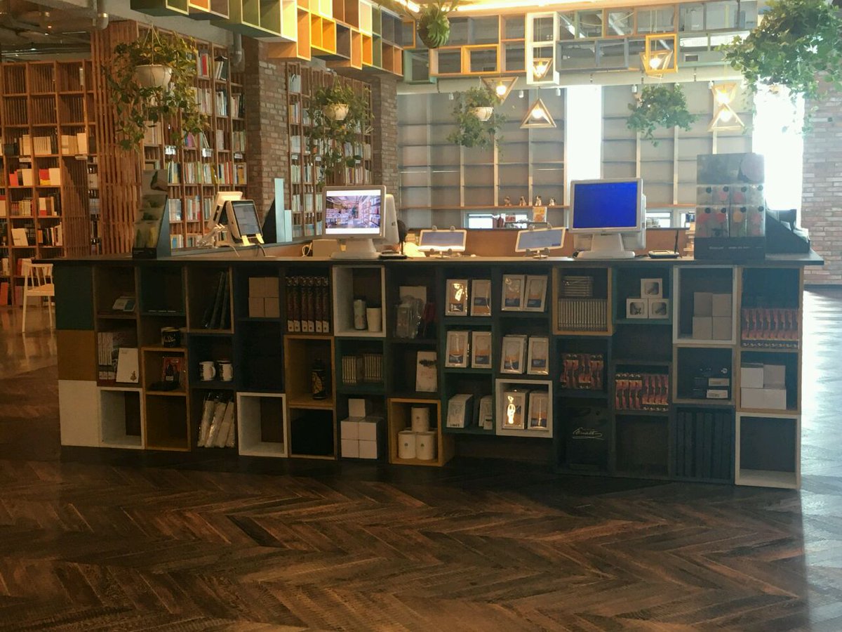 안녕하세요. 여러분 :)
드디어 공연 MD 상품을 블루스퀘어 3층 북파크에서 만나보실 수 있습니다.
CD, DVD를 비롯해 프로그램북, 악보 등 각종 공연 기념품이 마련돼 있으니 여러분들의 많은 관심과 사랑 부탁드립니다. ^^