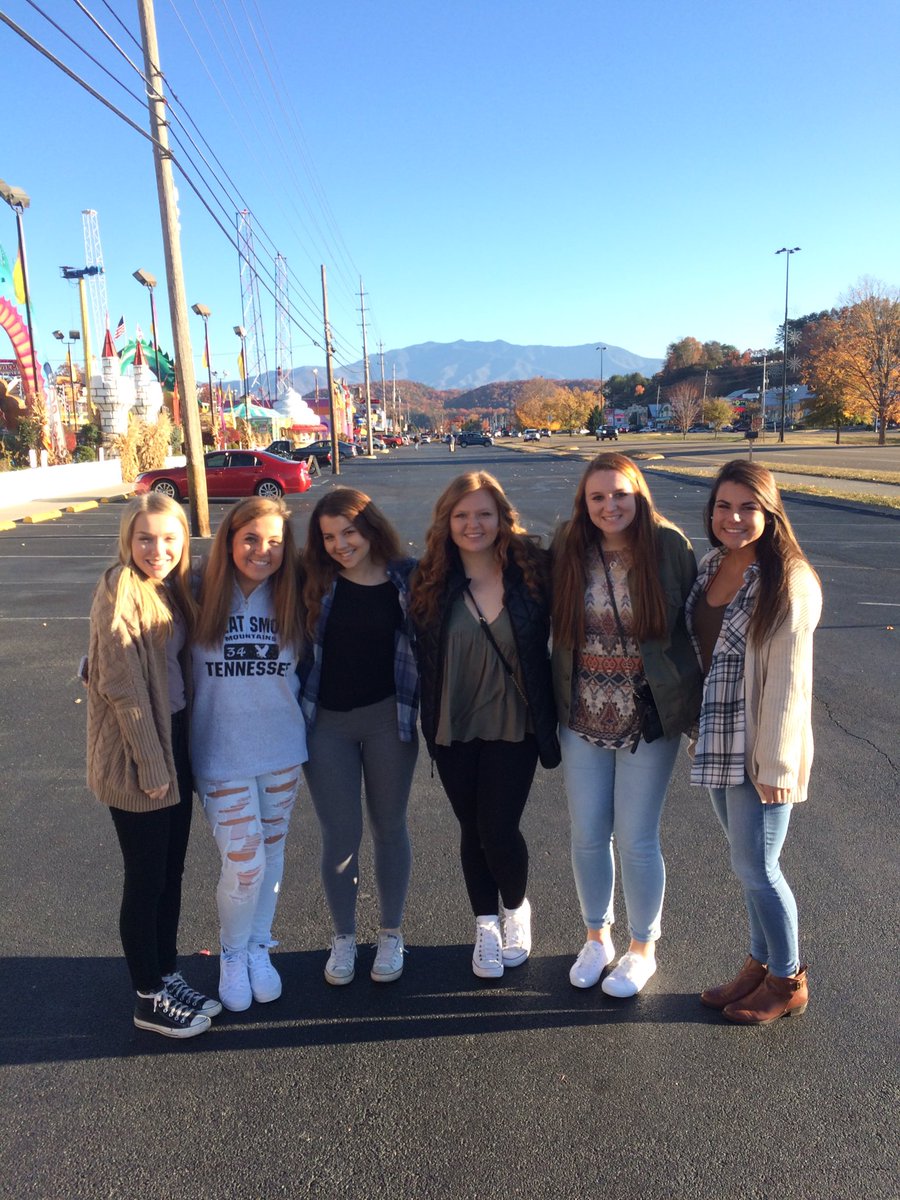 ladies of Clever Contraptions out and about in the town of Pigeon Forge! Can't wait for the show tomorrow! #midwesttradeshow
